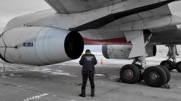 Сотрудник СК РФ на месте возгорания грузового самолета Ту-204 в Улан-Удэ 