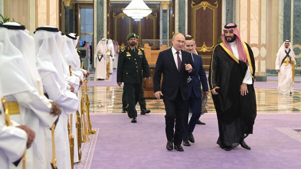 Президент РФ Владимир Путин и наследный принц, председатель Совета министров Саудовской Аравии Мухаммед бен Сальман Аль Сауд (справа) в Эр-Рияде