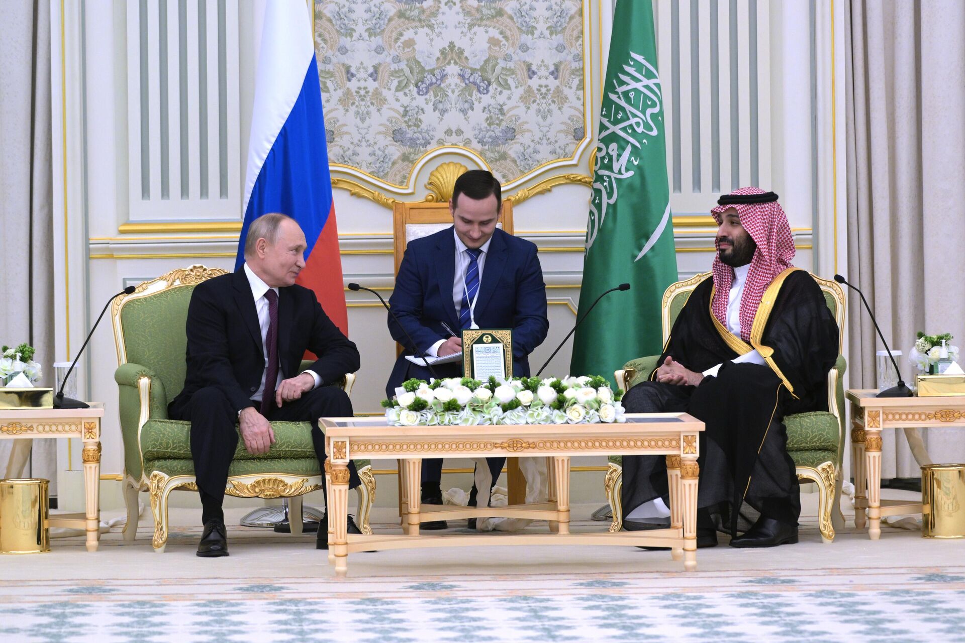 Президент России Владимир Путин и наследный принц, председатель Совета министров Саудовской Аравии Мухаммед бен Сальман Аль Сауд во время встречи в Эр-Рияде Президент России Владимир Путин и наследный принц, председатель Совета министров Саудовской Аравии Мухаммед бен Сальман Аль Сауд во время встречи в Эр-Рияде - РИА Новости, 1920, 01.07.2025