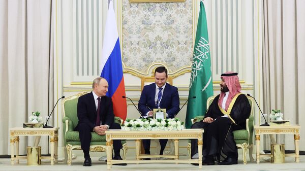 Президент РФ Владимир Путин и наследный принц, председатель Совета министров Саудовской Аравии Мухаммед бен Сальман Аль Сауд во время встречи в Эр-Рияде