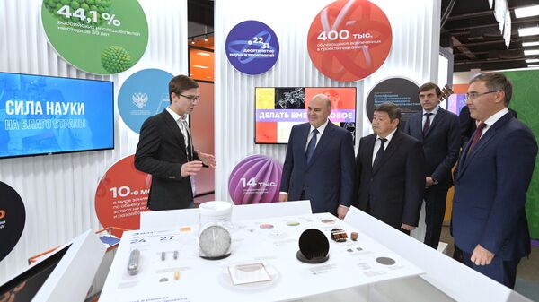 Председатель правительства РФ Михаил Мишустин и премьер Киргизии Акылбек Жапаров на выставке Россия