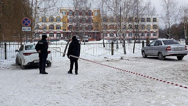 Сотрудники полиции у гимназии №5 в Брянске. Архивное фото