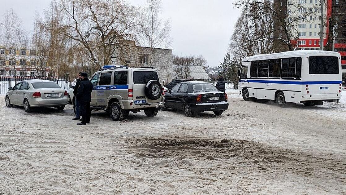 Сотрудники полиции у гимназии №5 в Брянске. 7 декабря 2023 - РИА Новости, 1920, 07.12.2023