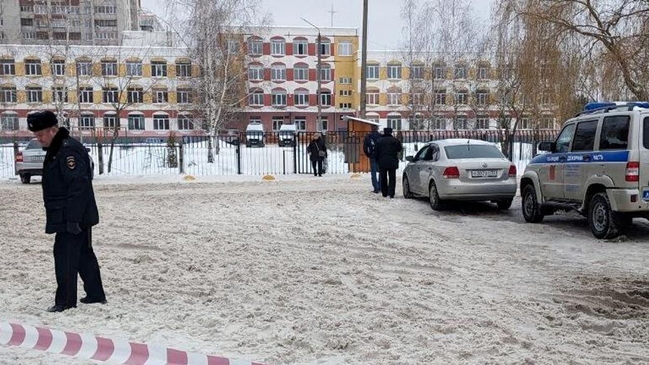 Одноклассница девочки, стрелявшей в гимназии в Брянске, умерла от ран - РИА  Новости, 07.12.2023