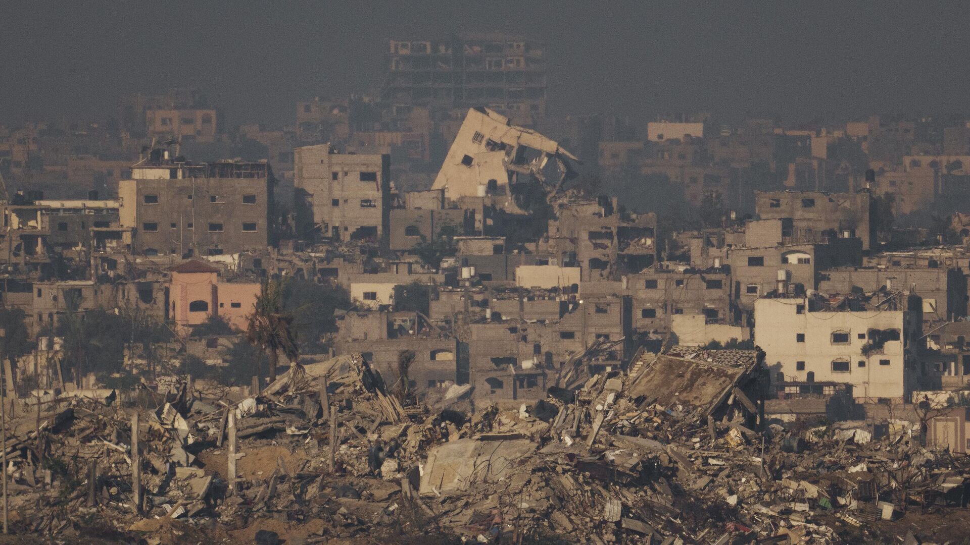 Разрушенные здания в результате израильского авиаудара на севере сектора Газа - РИА Новости, 1920, 20.12.2023