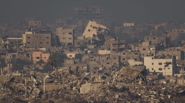 Разрушенные здания в результате израильского авиаудара на севере сектора Газа