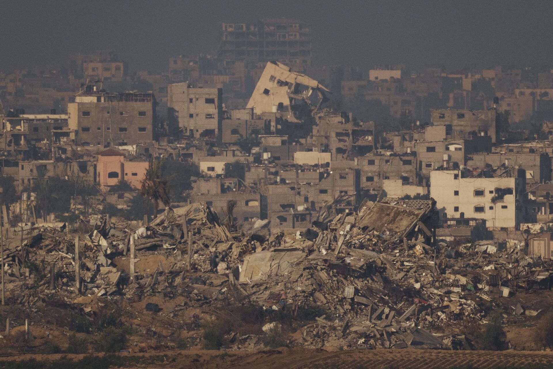 Разрушенные здания в результате израильского авиаудара на севере сектора Газа - РИА Новости, 1920, 08.02.2024