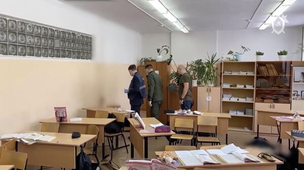 Следственные действия на месте стрельбы в гимназии №5 в Брянске