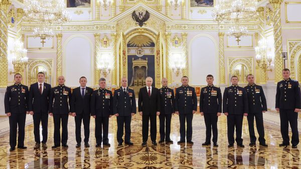Президент РФ Владимир Путин и российские военнослужащие, удостоенные звания Героев России, на торжественном приеме в Кремле. 8 декабря 2022