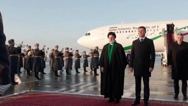 Президента Ирана встретили в аэропорту. Кадры из Москвы