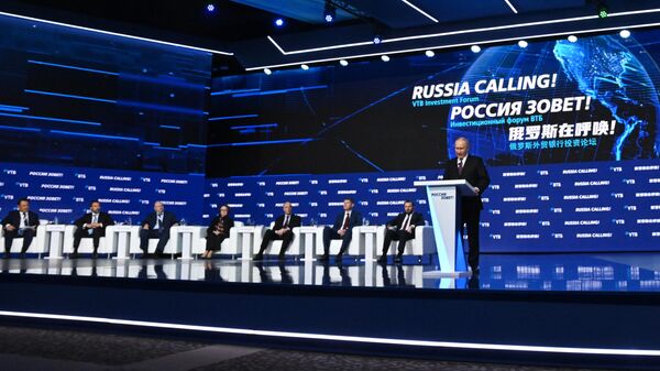 Президент РФ Владимир Путин выступает с темой Жизнь без глобализации: объединяя суверенные экономики на инвестиционном форуме ВТБ Россия зовет!