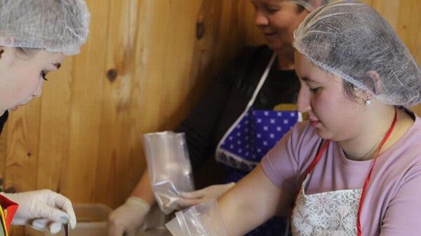 Молодые мамы из Белгородской области готовят сухой полевой борщ для бойцов СВО