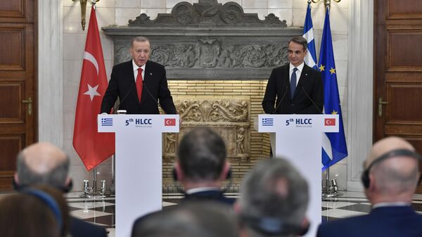 Премьер-министр Греции Кириакос Мицотакис и президент Турции Реджеп Тайип Эрдоган во время встречи в Афинах. 7 декабря 2023