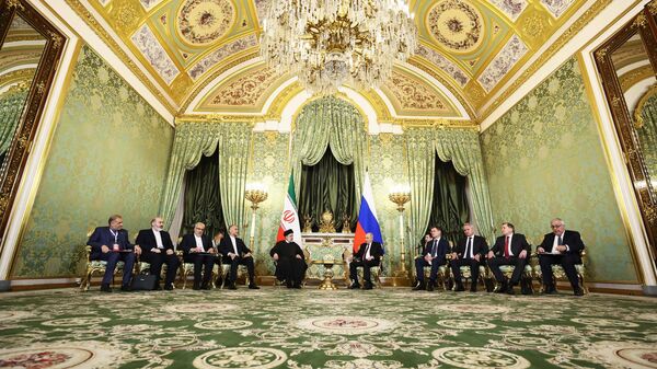 Президент России Владимир Путин и президент Ирана Эбрахим Раиси во время встречи в Москве