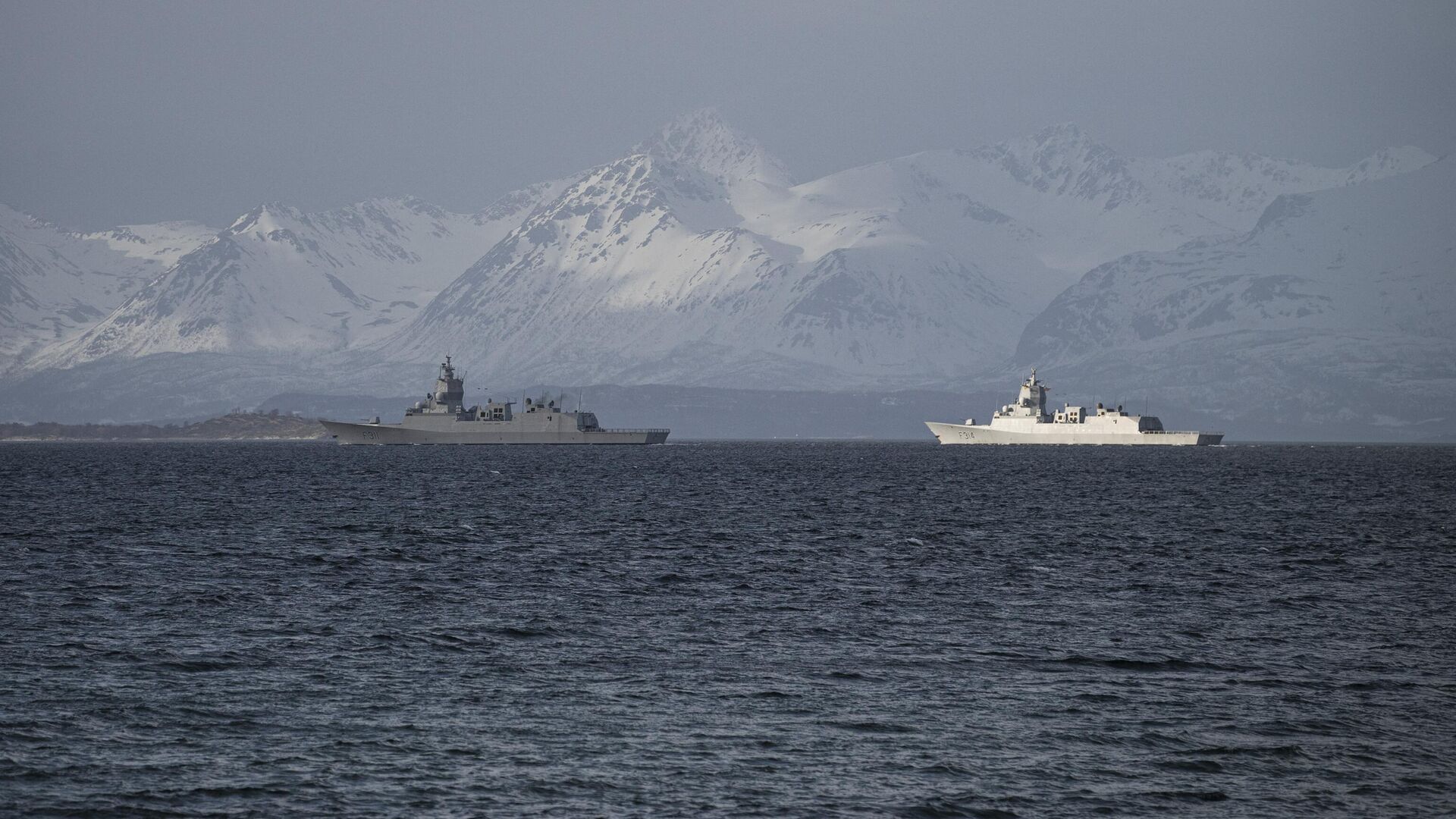 Два военных корабля НАТО во время международных учений в Арктике - РИА Новости, 1920, 08.12.2023