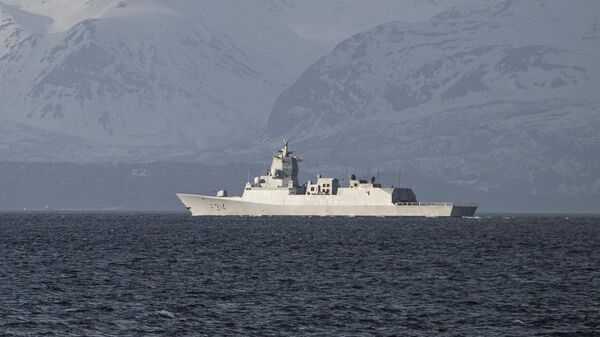 Два военных корабля НАТО во время международных учений в Арктике