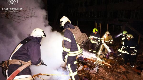 Государственная служба Украины по чрезвычайным ситуациям принимают участие в тушении пожара в Харькове