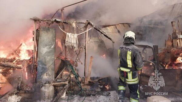 Пожар в частном доме в Екатеринбурге, где располагается передержка для бездомных животных. 8 декабря 2023
