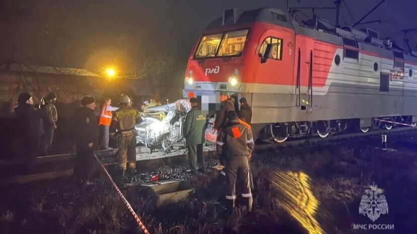 Место столкновения поезда и легкового автомобиля на железнодорожном переезде в Северной Осетии. 7 декабря 2023 - РИА Новости, 1920, 07.12.2023