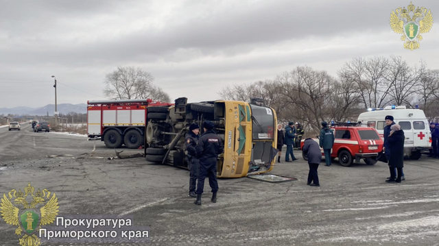 Школьный автобус перевернулся в Приморье, внутри находились 22 человека. В