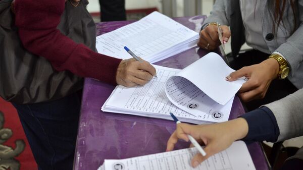 Жители голосуют на избирательном участке в Каире на выборах президента Египта
