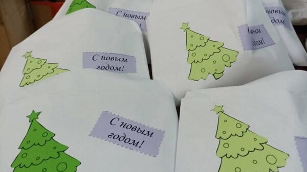 Новогодние поделки в конвертах, изготовленные для бойцов СВО шестиклассниками из IT-школы в Перми