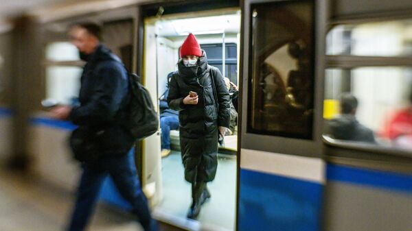 Пассажиры выходят из вагона поезда на станции Площадь Революции Московского метрополитена