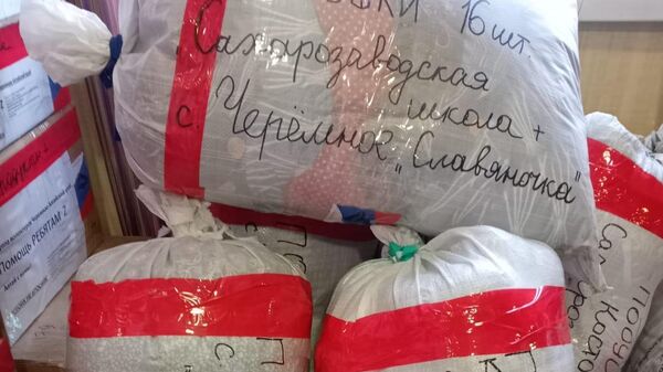 Серебряные волонтеры из группы Славяночка совместно с детьми из Сахарозаводской СОШ подготовили к отправке 59 подушечек для участников СВО