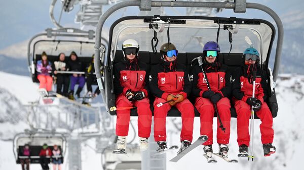 Отдыхающие на подъемнике горнолыжного курорта Красная Поляна в Сочи