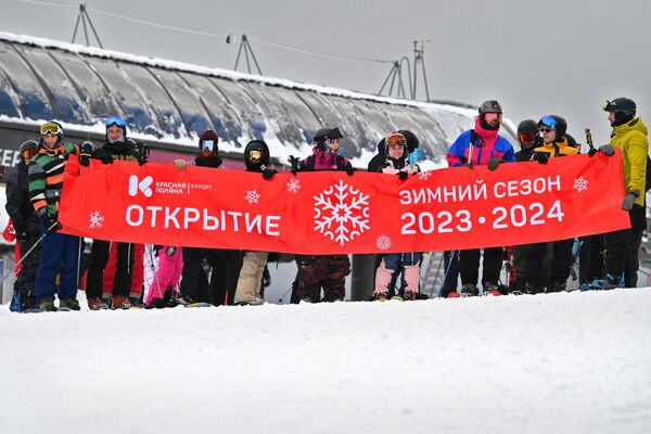 Отдыхающие на открытии сезона на горнолыжном курорте Красная Поляна в Сочи