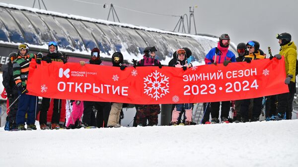 Отдыхающие на открытии сезона на горнолыжном курорте Красная Поляна в Сочи