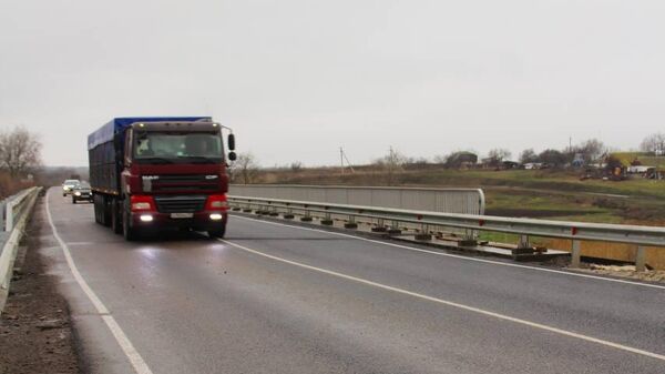 В Запорожской области запустили движение по двухполосному мосту, который входит в состав сухопутного маршрута из Ростовской области в Крым