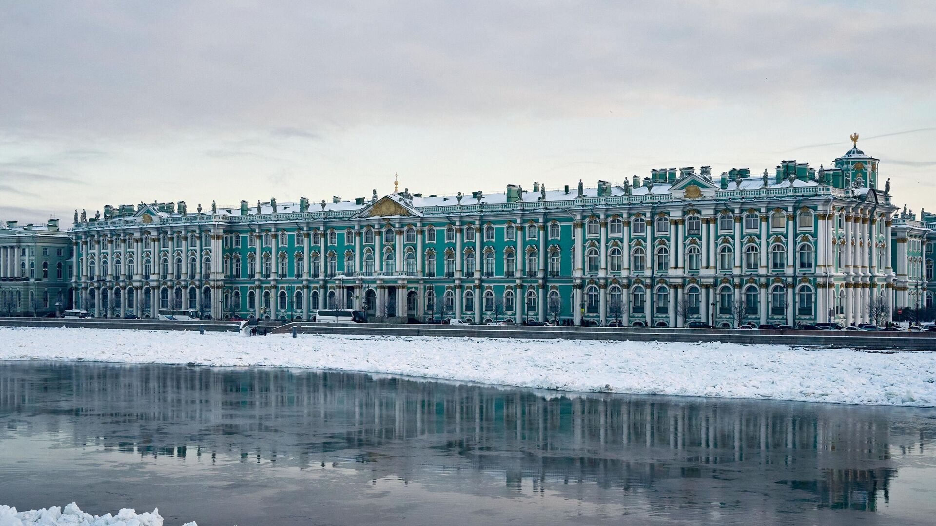 Вид на Эрмитаж с Дворцового моста в Санкт-Петербурге - РИА Новости, 1920, 08.12.2023