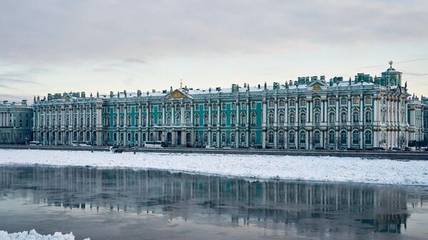 Вид на Эрмитаж с Дворцового моста в Санкт-Петербурге
