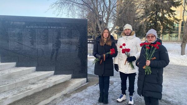 Российские дипломаты возлагают цветы на кладбище Эвергрин Вашелли