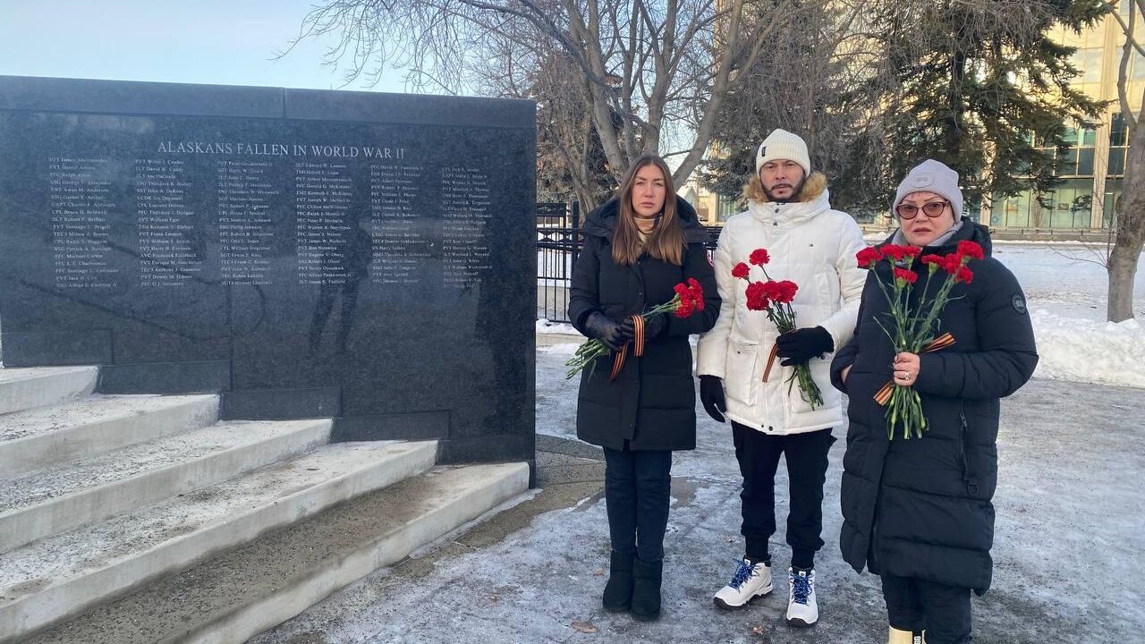 Российские дипломаты возлагают цветы на кладбище Эвергрин Вашелли - РИА Новости, 1920, 09.12.2023