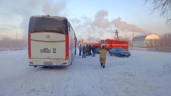 Пожарные и работники муниципального образования оказывают помощь пассажирам транзитного автобуса в Алтайском крае. 8 декабря 2023
