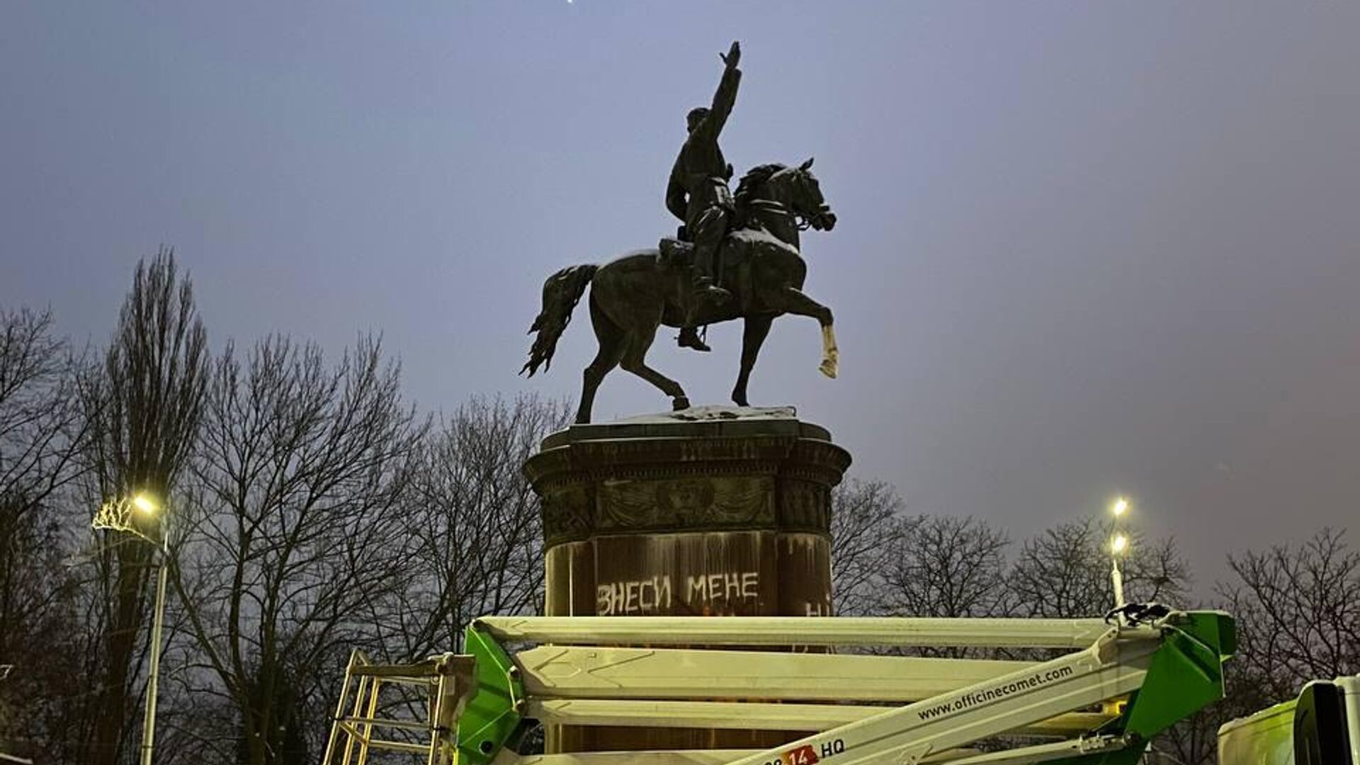 Демонтаж памятника красному командиру Гражданской войны Щорсу в Киеве. 9 декабря 2023 - РИА Новости, 1920, 09.12.2023