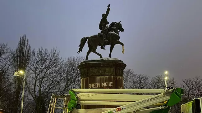 Демонтаж памятника красному командиру Гражданской войны Щорсу в Киеве. 9 декабря 2023