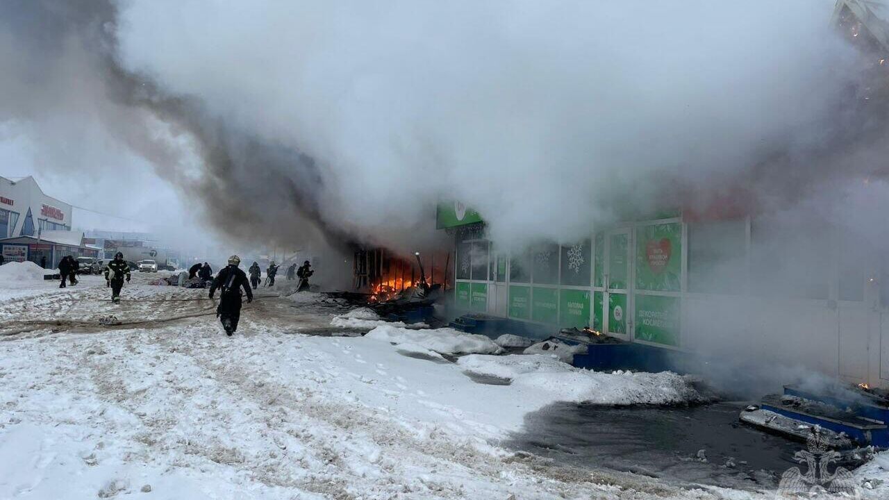 Ликвидация пожара в торговых павильонах в Брянске. 9 декабря 2023 - РИА Новости, 1920, 09.12.2023