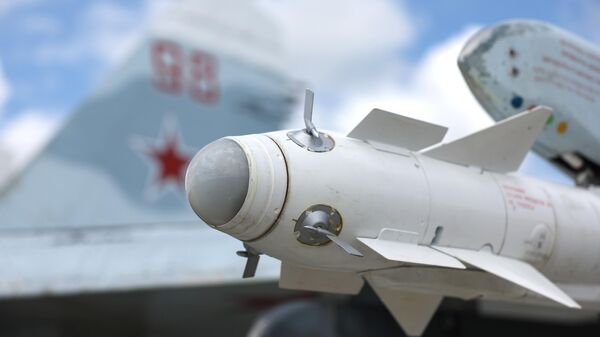 Ракета на внешней подвеске многоцелевого истребителя Су-27