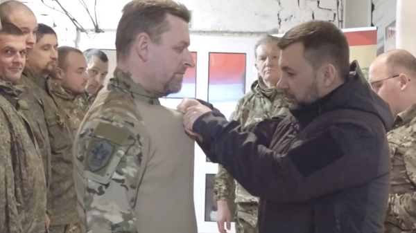 Денис Пушилин во время награждения государственными наградами республики военнослужащих, защищающих Донбасс