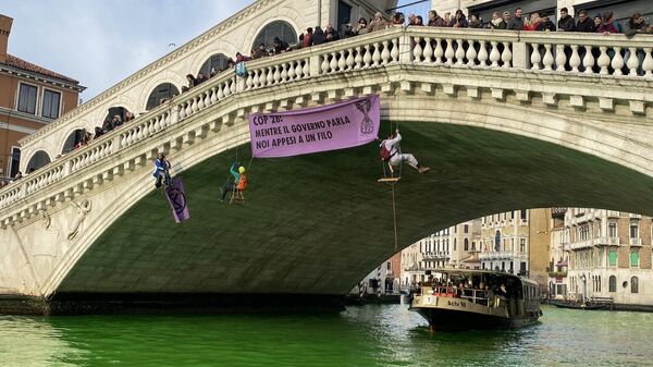 Климатические активисты из движения Extinction Rebellion окрасили воды главной водной артерии Венеции Большого канала в ярко-зеленый цвет