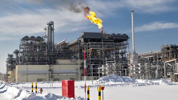 Факельная система на территории первого в России завода по производству сжиженного природного газа на Сахалине. Архивное фото