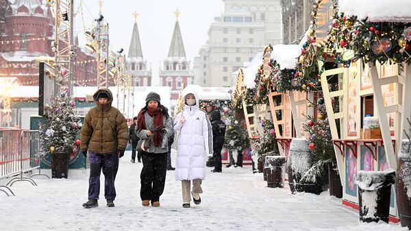 Посетители на предновогодней ГУМ-Ярмарке в Москве