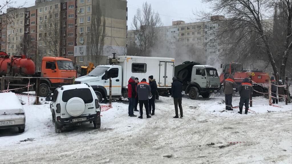 Аварийно-восстановительные работы на трубопроводе теплоснабжения в Саратове - РИА Новости, 1920, 11.12.2023