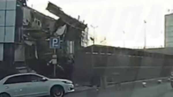 Часть здания пивзавода Ливония рухнула на дорогу во Владивостоке. Стоп-кадр видео