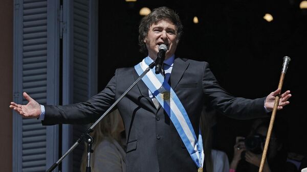 Президент Аргентины Хавьер Милей выступает с балкона правительственного дворца Каса Росада