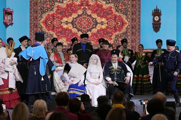 Наталия и Виктор Кульневы проводят свадебную церемонию в традициях терских казаков