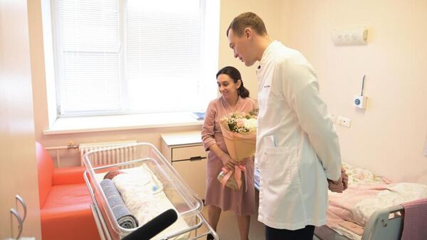 Губернатор Хабароского края Михаил Дегтярев посетил перинатальный центр, чтобы поздравить маму с рождением 10 ребенка